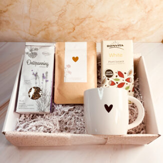 Valentijns cadeau met theemok, chocola, badzout en ontspanningsthee