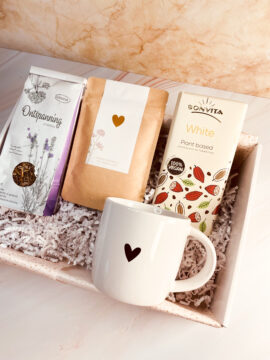 Valentijns cadeau met theemok, chocola, badzout en ontspanningsthee