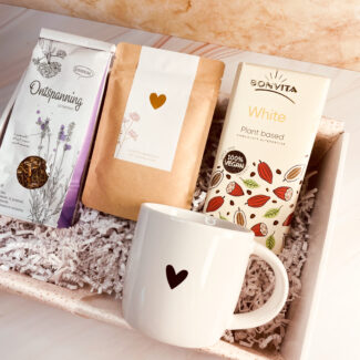 Valentijns cadeau met theemok, chocola, badzout en ontspanningsthee